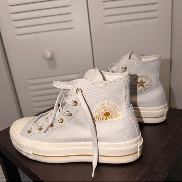 Converse Chuck Taylor Women's High-Top Sneakers In White and Gold Size 9 - Picture 2 of 7
